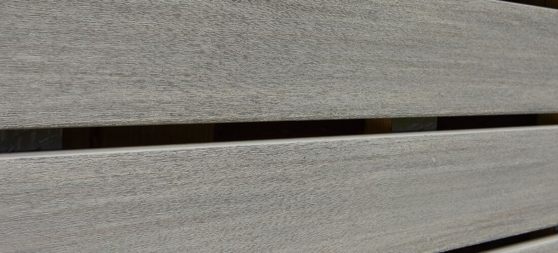 Detail povrchu PVC prken s ochrannou vrstvou odolnou proti vlhkosti, UV záření a skvrnám.