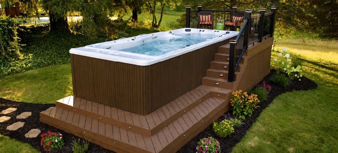 PVC terasa a obložení vířivky TimberTech ve sladěném hnědém odstínu