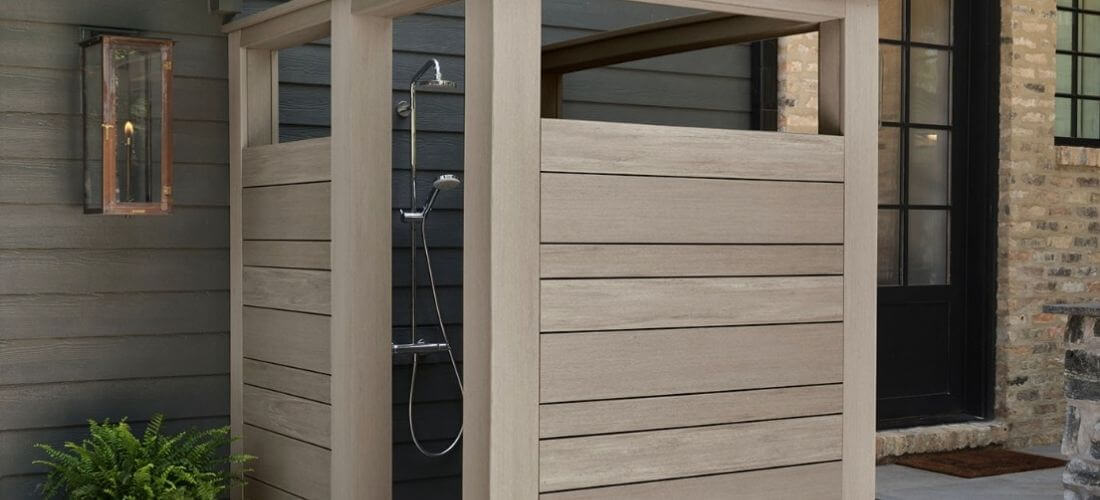 Venkovní sprcha s obkladem z PVC prken TimberTech ve světlém odstínu