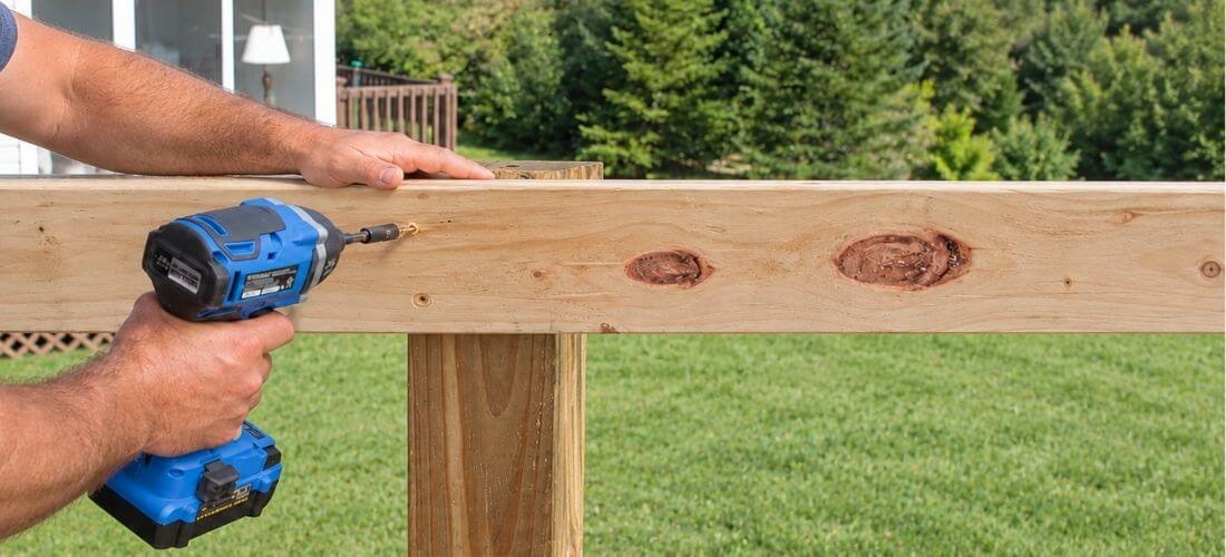 13. Připevnění horní příčky zábradlí ke sloupku pomocí vrutů