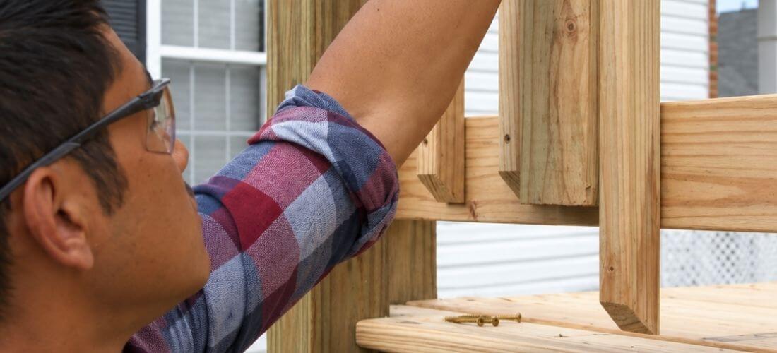 15. Montáž svislých balustrů mezi příčky dřevěného zábradlí