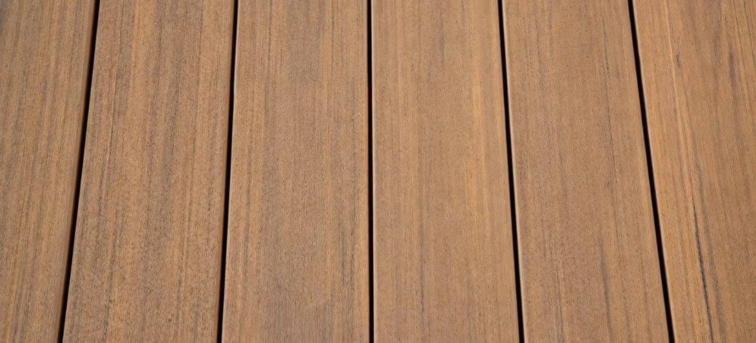 Detail PVC terasových prken TimberTech Weathered Teak s přirozenou kresbou dřeva.