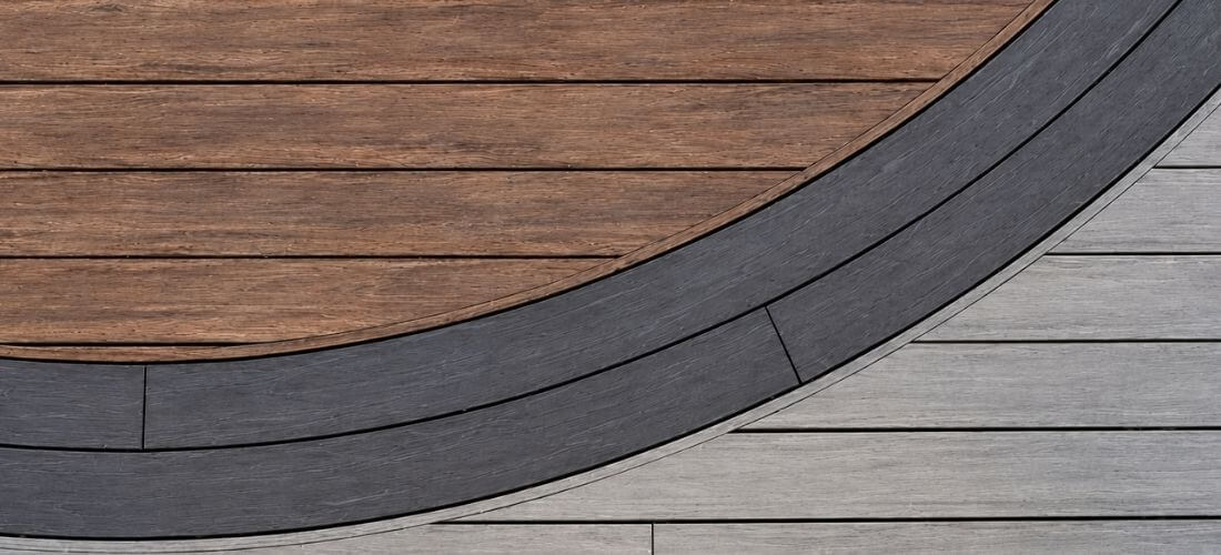 Detail obloukového zakončení PVC terasy s kontrastním lemováním