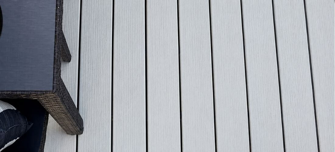 Správná montáž WPC terasových prken s rovnoměrnými mezerami