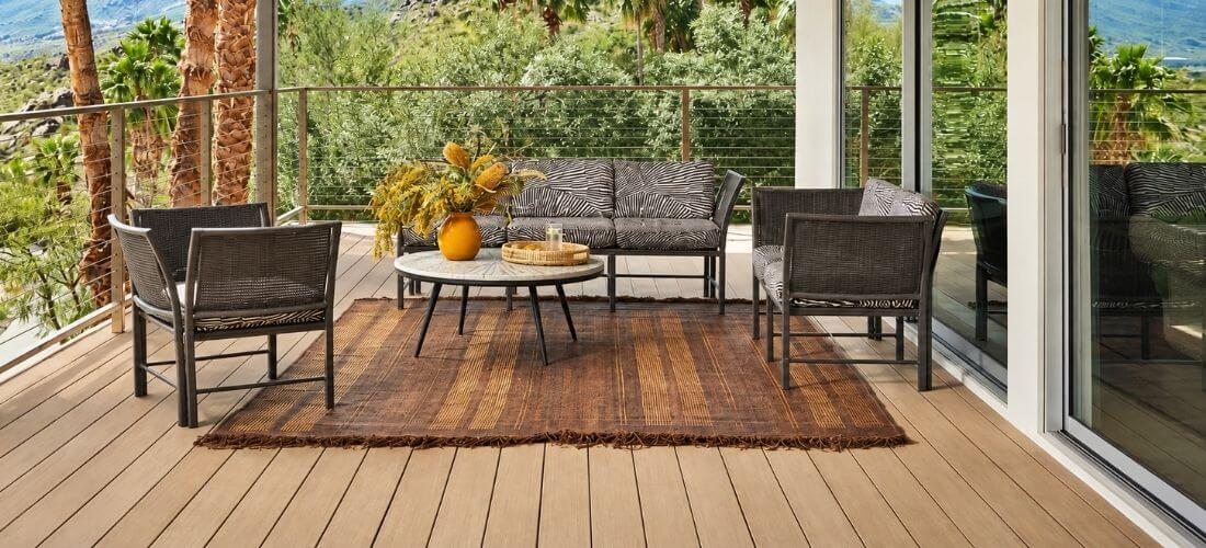 PVC terasa TimberTech Weathered Teak s venkovním posezením a výhledem do krajiny.