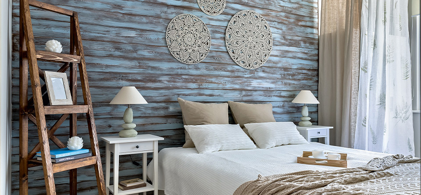 Dřevěný obklad stěny v ložnici – stylová proměna interiéru chaty pomocí rustikálních palubek