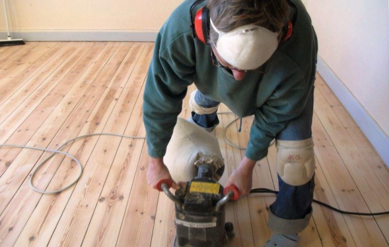 Renovace staré dřevěné podlahy broušením pro obnovu povrchu