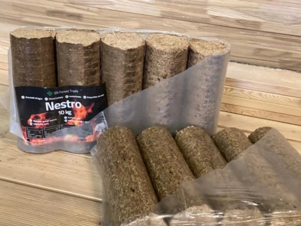 Balené dřevěné brikety Nestro 10 kg pro krb a kamna na dřevo