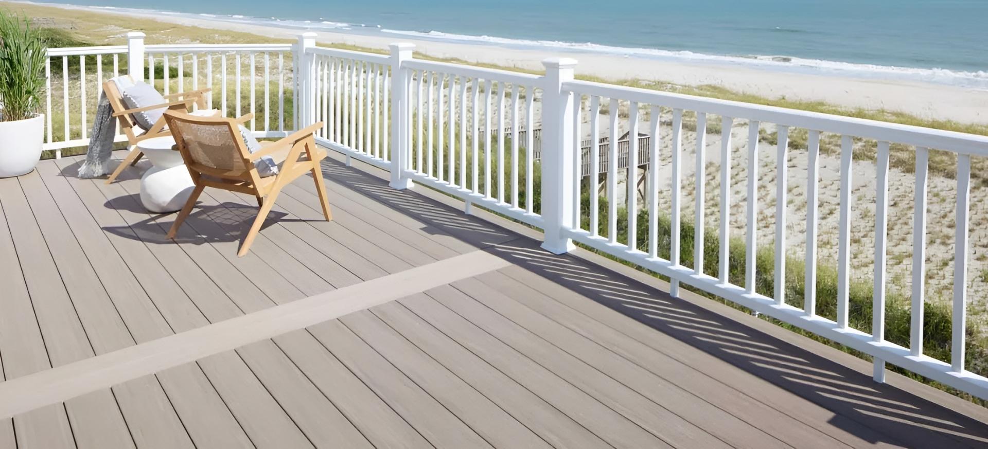 Šedá PVC terasa TimberTech Coastline u světlého domu s bílým zábradlím