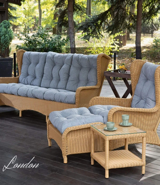 Luxusní zahradní sedací sestava LONDON LOUNGE z umělého ratanu v béžové barvě přináší nadčasový design, mimořádné pohodlí a elegantní vzhled inspirovaný klasickým anglickým stylem.