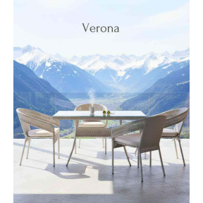 Jídelní souprava Verona se 4 židlemi a stolem na horské terase.