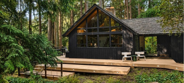 Jaký odstín terasy se hodí k tmavé fasádě? Realizace Weathered Teak v lesním prostředí