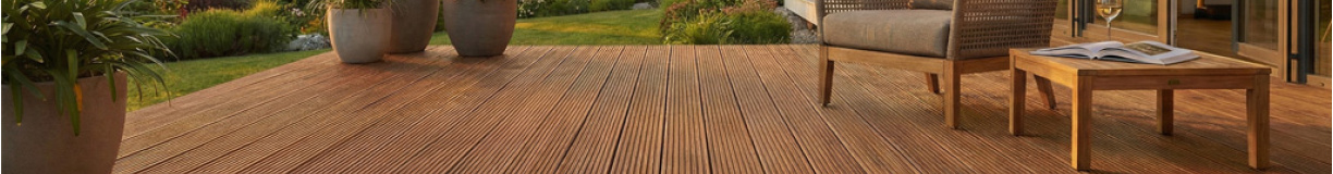 Vroubkovaná dřevěná prkna