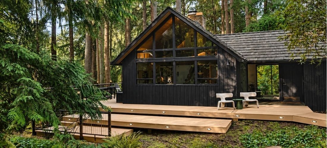 Jaký odstín terasy se hodí k tmavé fasádě? Realizace Weathered Teak v lesním prostředí