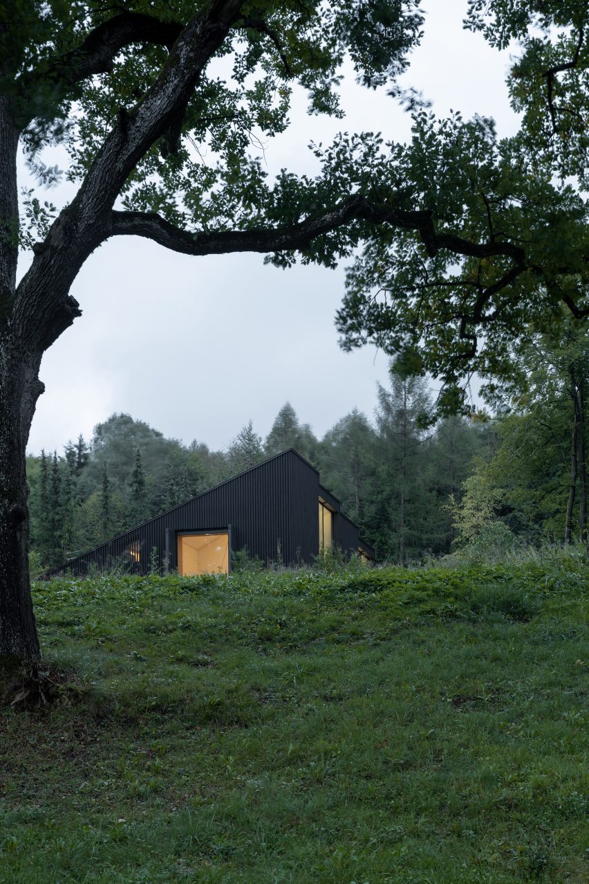Nápad: Černý dřevěný dům v Bavorsku od Appels Architekten