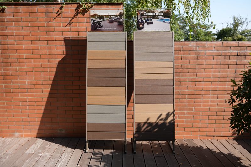 Vzorníky TimberTech v showroomu partnera Soliter Parket v Praze 6