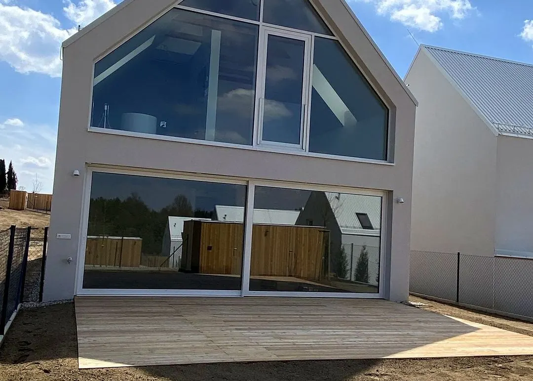 Terasa ze sibiřského modřínu u rodinného domu, Green Village